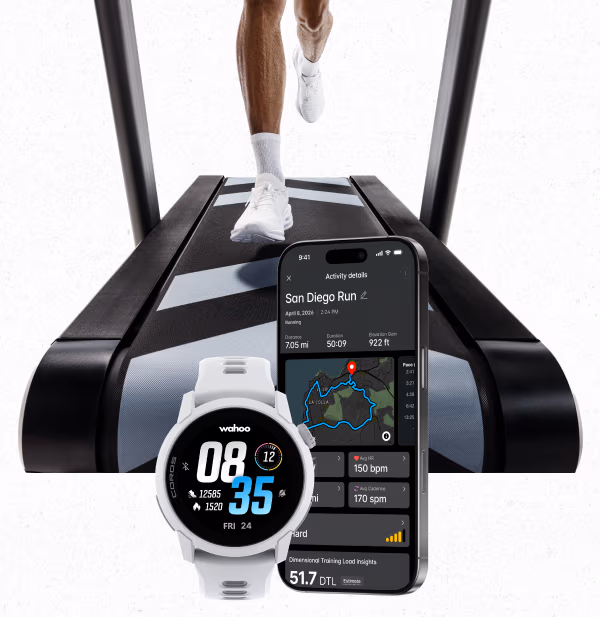 Mann som løper på den smarte tredemøllen Wahoo KICKR Run, kraft synkronisert med dataene fra COROS GPS-klokke